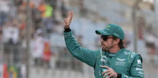 Fernando Alonso prueba su nuevo Aston Martin en sus primeros kilómetros.