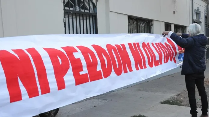 Cuatro prófugos por violaciones a DDHH en Bío Bío: víctimas exigen justicia. Cuatro prófugos por violaciones a DDHH en Bío Bío: víctimas exigen justicia.