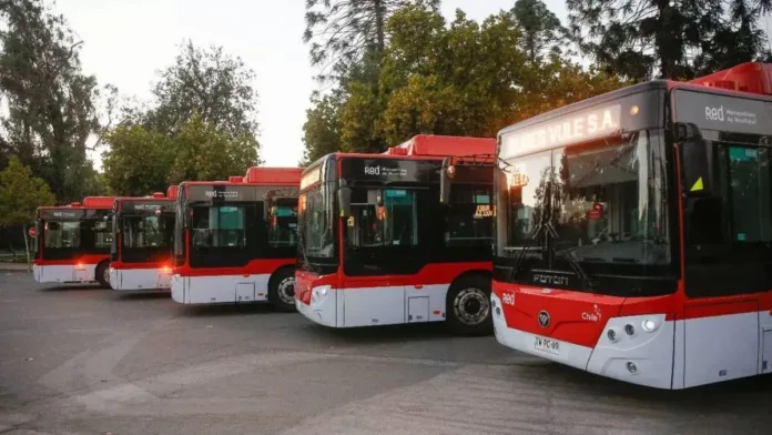 Santiago se electrifica: 1200 buses eléctricos mejorarán la movilidad urbana para 2025. Santiago se electrifica: 1200 buses eléctricos mejorarán la movilidad urbana para 2025.