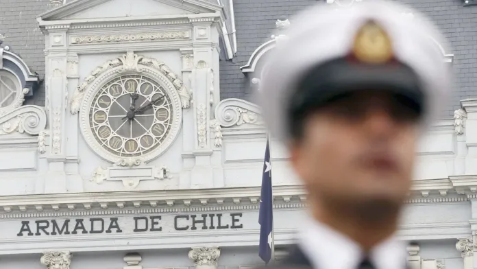 Asaltantes atacan instalaciones de la Armada en Concón y roban material institucional. Asaltantes atacan instalaciones de la Armada en Concón y roban material institucional.