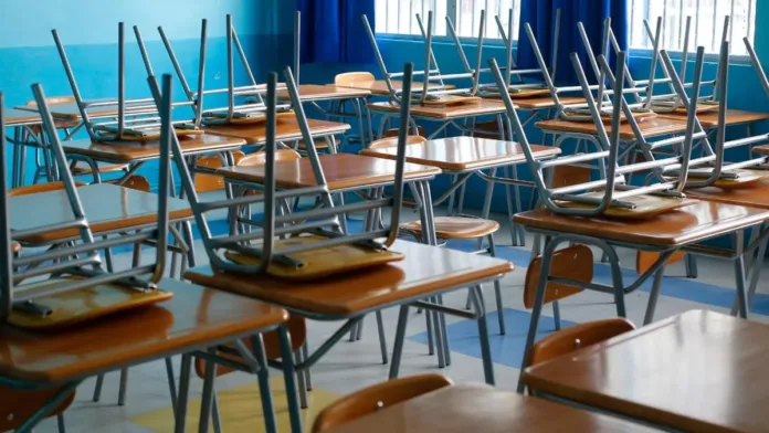 Cierre de colegios en Río Bueno y Paillaco: 450 alumnos reubicados con éxito. Cierre de colegios en Río Bueno y Paillaco: 450 alumnos reubicados con éxito.