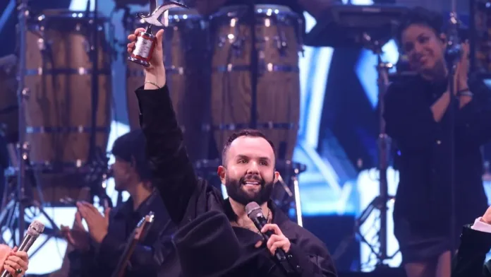 Carin León rinde homenaje a Zalo Reyes en su emotiva presentación en Viña 2025. Carin León rinde homenaje a Zalo Reyes en su emotiva presentación en Viña 2025.