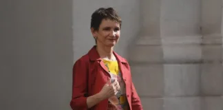 Carolina Tohá recibe apoyos clave ante posible candidatura de Bachelet.
