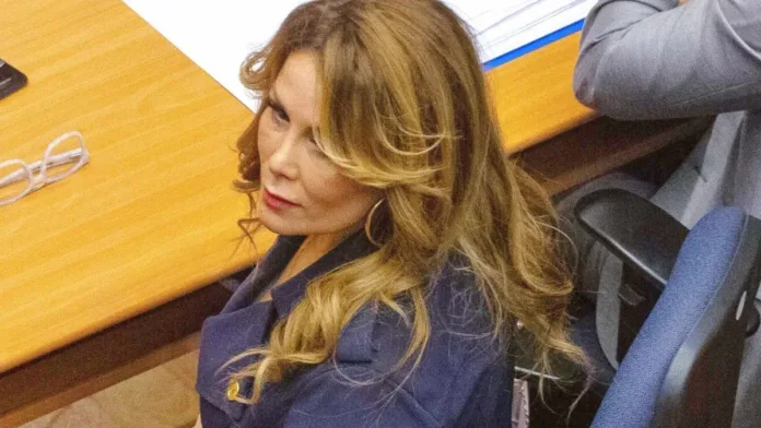 Cathy Barriga aclara el origen del pago por la niñera: fondos personales. Cathy Barriga aclara el origen del pago por la niñera: fondos personales.