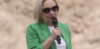 Cecilia Morel apoya la estatua de Piñera
