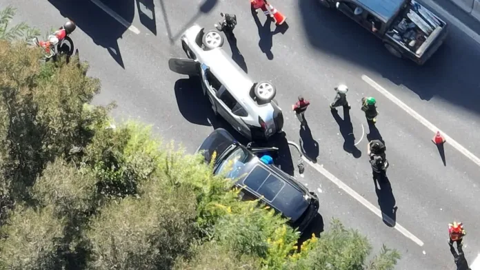 Persecución en Las Condes culmina con volcamiento de auto robado en Avenida Kennedy. Persecución en Las Condes culmina con volcamiento de auto robado en Avenida Kennedy.