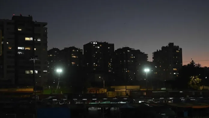 Casi 250 mil hogares sin luz: descubre las regiones más afectadas por el corte. Casi 250 mil hogares sin luz: descubre las regiones más afectadas por el corte.