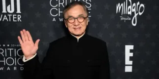 Jackie Chan recibe una emotiva ovación en los Critics Choice Awards 2023.