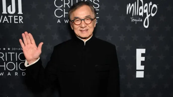 Jackie Chan recibe una emotiva ovación en los Critics Choice Awards 2023. Jackie Chan recibe una emotiva ovación en los Critics Choice Awards 2023.