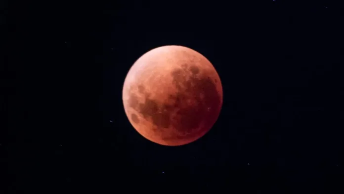 Eclipse lunar total en Chile: descubre cuándo y cómo ver la luna de sangre. Eclipse lunar total en Chile: descubre cuándo y cómo ver la luna de sangre.
