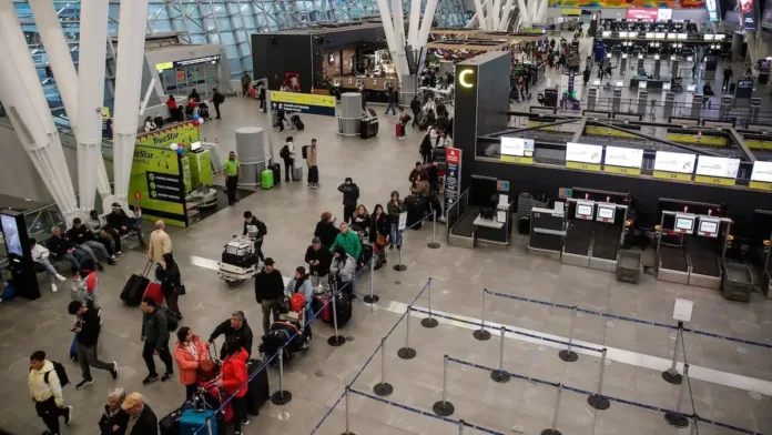 Ciudadano haitiano en prisión preventiva tras incidente en el aeropuerto. Ciudadano haitiano en prisión preventiva tras incidente en el aeropuerto.
