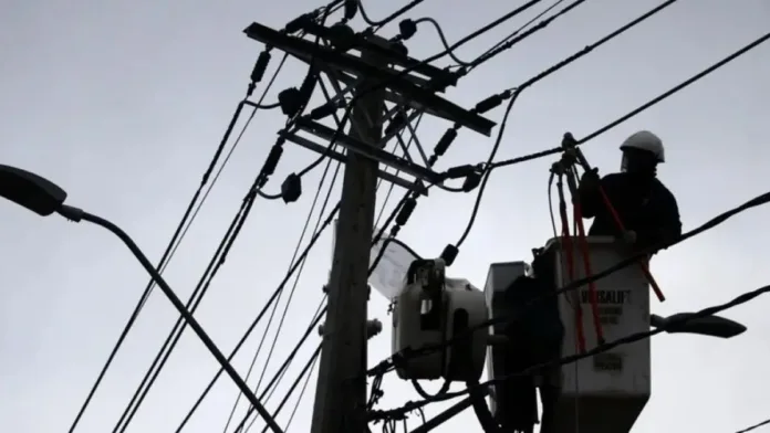 Enel apoyará a 800 mil hogares con $17 mil millones tras cortes de luz en la RM. Enel apoyará a 800 mil hogares con $17 mil millones tras cortes de luz en la RM.