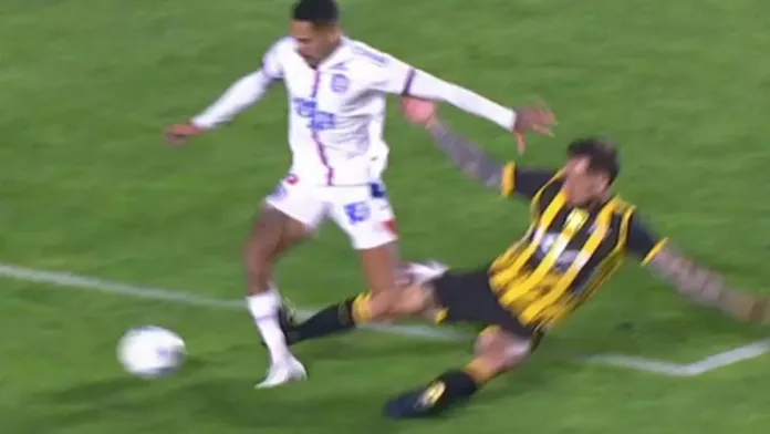 Un planchazo impactante que dejó a todos boquiabiertos en la Libertadores. Un planchazo impactante que dejó a todos boquiabiertos en la Libertadores.