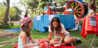 La Feria del Libro Infantil y Juvenil en Santiago despide el verano con magia y lectura.
