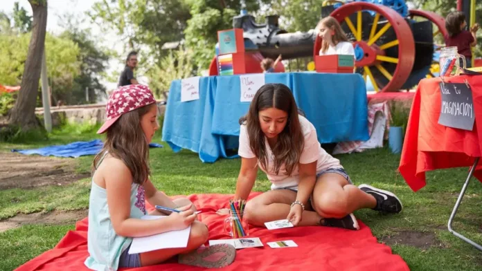 La Feria del Libro Infantil y Juvenil en Santiago despide el verano con magia y lectura. La Feria del Libro Infantil y Juvenil en Santiago despide el verano con magia y lectura.
