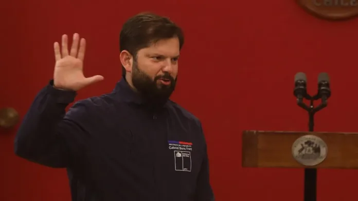 El presidente Gabriel Boric comienza sus vacaciones en medio de crisis por incendios. El presidente Gabriel Boric comienza sus vacaciones en medio de crisis por incendios.