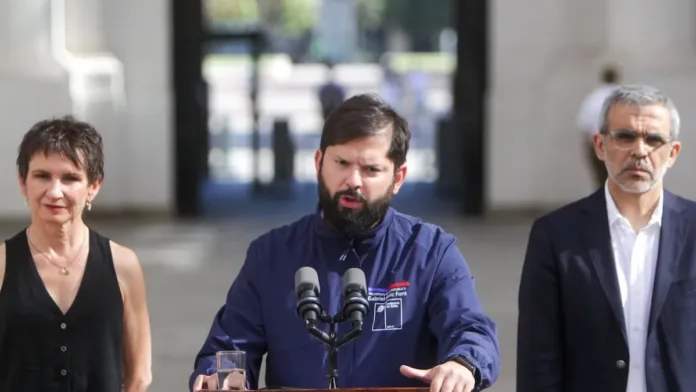Presidente Boric declara estado de emergencia y toque de queda en varias comunas. Presidente Boric declara estado de emergencia y toque de queda en varias comunas.