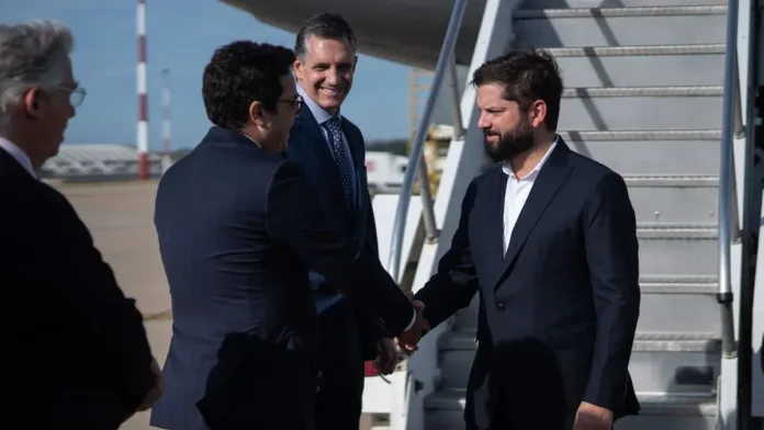 El presidente Boric llega a Uruguay para su primera visita oficial. El presidente Boric llega a Uruguay para su primera visita oficial.