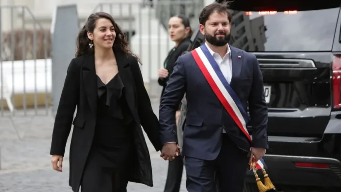 Gabriel Boric y su pareja anuncian el nombre de su hija: "Un capullito de 23". Gabriel Boric y su pareja anuncian el nombre de su hija: "Un capullito de 23".