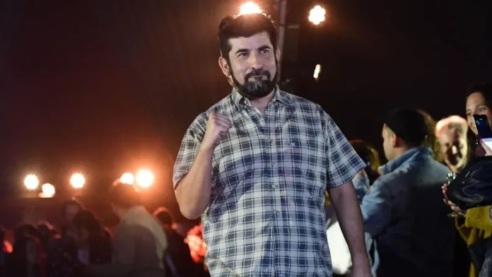 Actriz responde a Gonzalo Valenzuela: "Encubridor" tras funa a Roberto Farías. Actriz responde a Gonzalo Valenzuela: "Encubridor" tras funa a Roberto Farías.