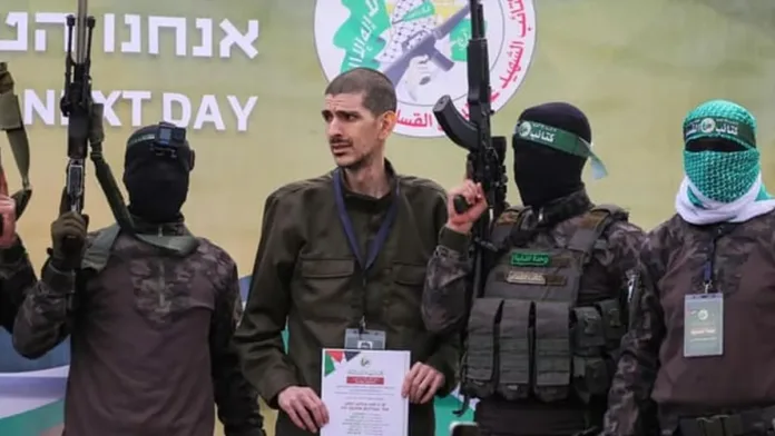 Hamás libera a tres rehenes israelíes tras 16 meses de cautiverio. Hamás libera a tres rehenes israelíes tras 16 meses de cautiverio.