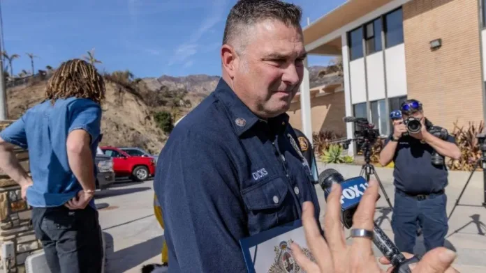 Bandas chilenas acusadas de incendiar Los Ángeles para robar propiedades. Bandas chilenas acusadas de incendiar Los Ángeles para robar propiedades.