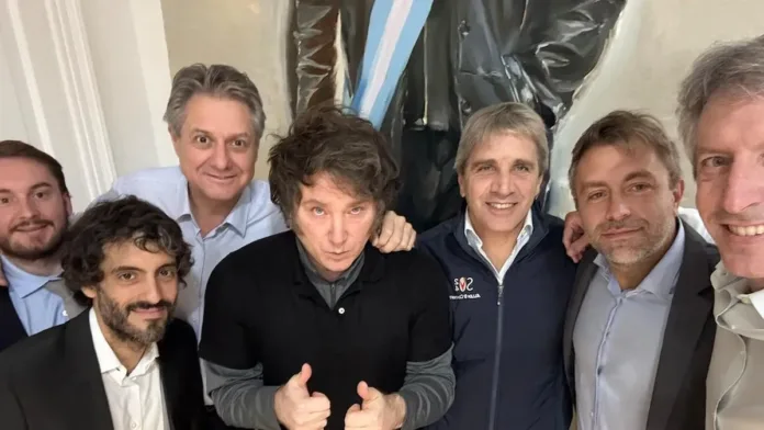 El equipo económico respalda a Milei en medio del revuelo por $LIBRA y el FMI. El equipo económico respalda a Milei en medio del revuelo por $LIBRA y el FMI.