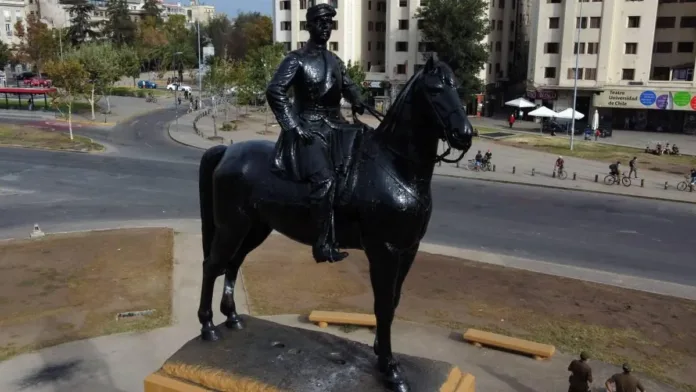 La UDI denuncia ilegalidad en la reubicación de la estatua de Baquedano. La UDI denuncia ilegalidad en la reubicación de la estatua de Baquedano.