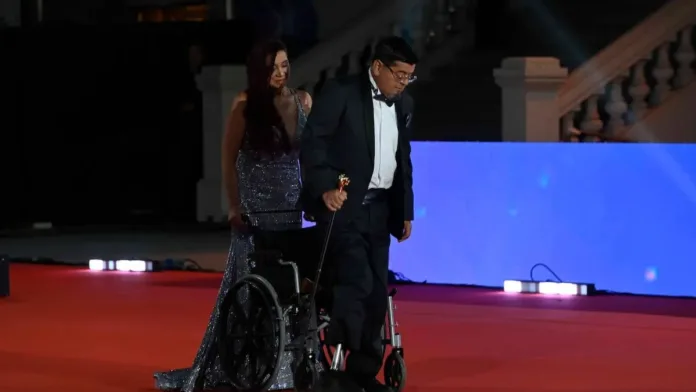 Mauricio Medina emociona al caminar en la Gala de Viña tras su amputación. Mauricio Medina emociona al caminar en la Gala de Viña tras su amputación.