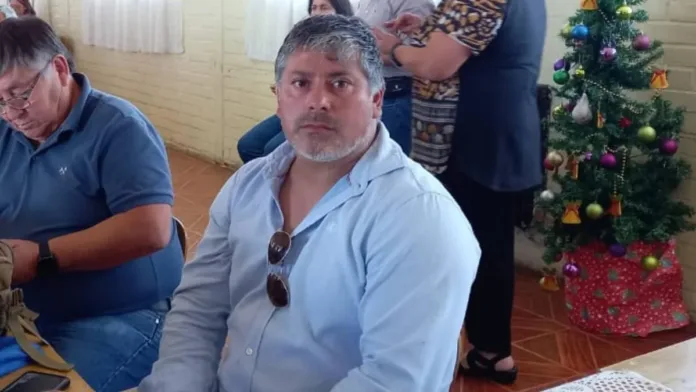 Líder de huelga de hambre en Valparaíso no es damnificado y vive en Valdivia. Líder de huelga de hambre en Valparaíso no es damnificado y vive en Valdivia.