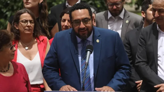 Ministro Cataldo: "Sacar a niños migrantes del sistema es entregarlos al narco". Ministro Cataldo: "Sacar a niños migrantes del sistema es entregarlos al narco".
