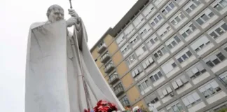 El Vaticano informa que el papa Francisco tuvo una noche tranquila y estable.
