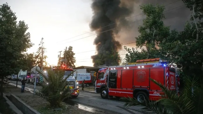 Bomberos informan sobre el avance del incendio en La Pintana tras arduo trabajo. Bomberos informan sobre el avance del incendio en La Pintana tras arduo trabajo.