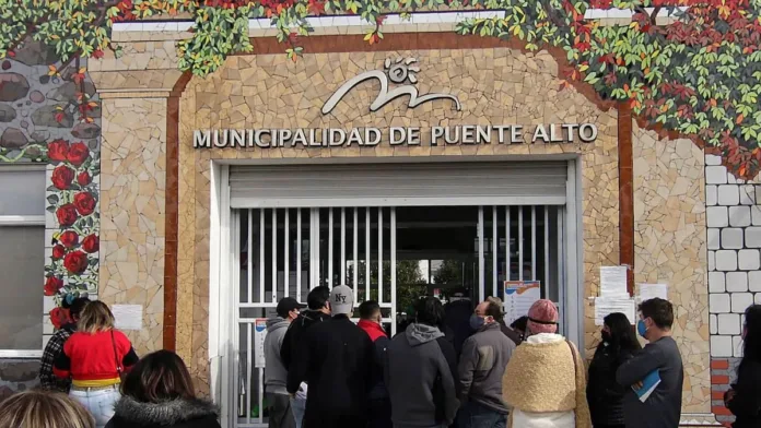 Exjefa de Finanzas de Puente Alto enfrenta prisión por malversar $100 millones. Exjefa de Finanzas de Puente Alto enfrenta prisión por malversar $100 millones.