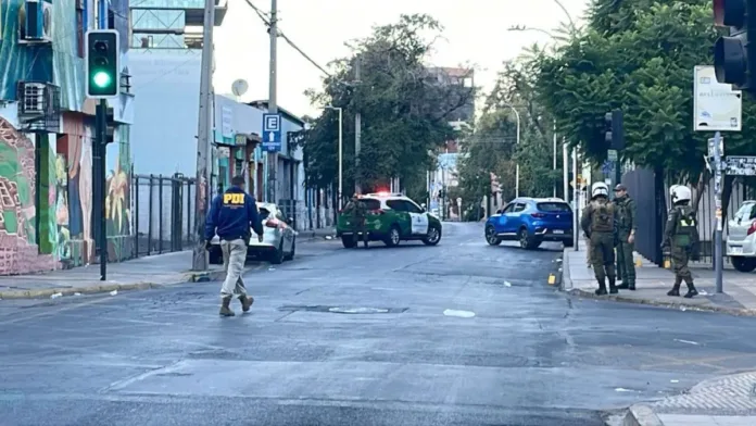 Intercambio de disparos en Bellavista: cinco heridos tras enfrentamiento con Carabineros. Intercambio de disparos en Bellavista: cinco heridos tras enfrentamiento con Carabineros.