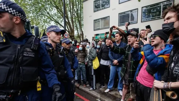 Redadas masivas en Reino Unido: miles de detenidos por inmigración ilegal desde julio. Redadas masivas en Reino Unido: miles de detenidos por inmigración ilegal desde julio.