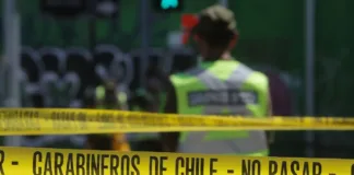 Camión choca contra bus RED en Santiago Centro; chofer se habría quedado dormido.