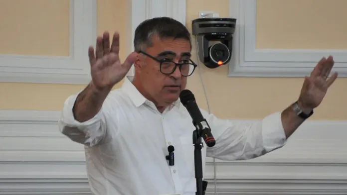 Exfuncionarios de Santiago demandan por despidos Exfuncionarios de Santiago demandan por despidos
