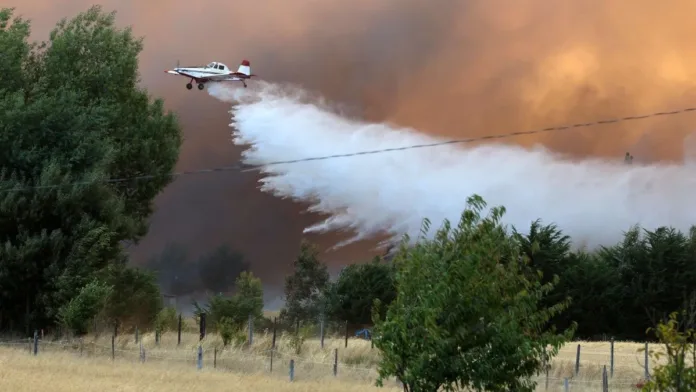 Evacuación en La Araucanía por incendio forestal: autoridades toman medidas urgentes. Evacuación en La Araucanía por incendio forestal: autoridades toman medidas urgentes.
