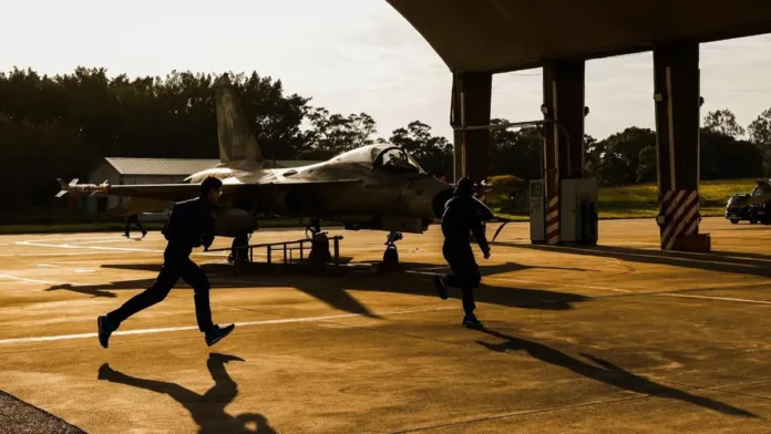 Taiwán refuerza su defensa ante las maniobras militares de China en su costa sur. Taiwán refuerza su defensa ante las maniobras militares de China en su costa sur.