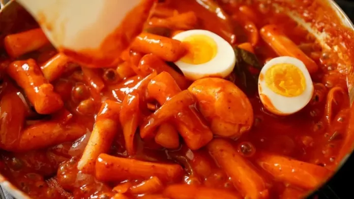 Tteokbokki: el delicioso plato coreano perfecto para disfrutar entre amigos. Tteokbokki: el delicioso plato coreano perfecto para disfrutar entre amigos.