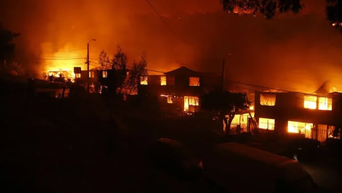 Damnificados del megaincendio en Valparaíso: reflexiones y reclamos un año después. Damnificados del megaincendio en Valparaíso: reflexiones y reclamos un año después.