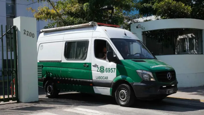 Confuso incidente en Huechuraba: un carabinero herido a bala en la comisaría. Confuso incidente en Huechuraba: un carabinero herido a bala en la comisaría.