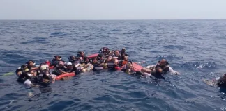 Seis turistas chilenos naufragan en Colombia mientras navegaban en lancha.