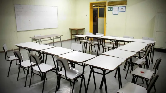 Clases suspendidas en 7 comunas de Biobío y La Araucanía por incendios forestales. Clases suspendidas en 7 comunas de Biobío y La Araucanía por incendios forestales.