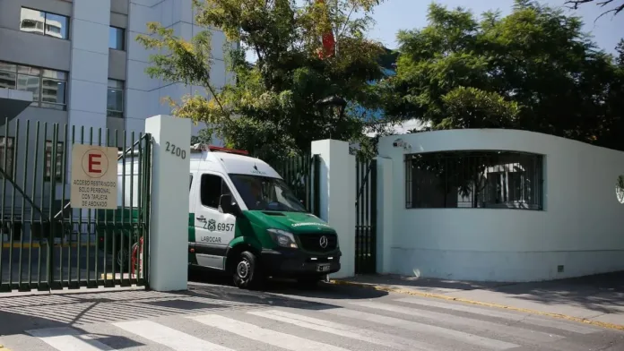 Carabinero herido a bala por un compañero en comisaría de Huechuraba. Carabinero herido a bala por un compañero en comisaría de Huechuraba.