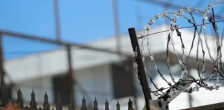 Reo de Valdivia en riesgo vital tras ser apuñalado en su celda.