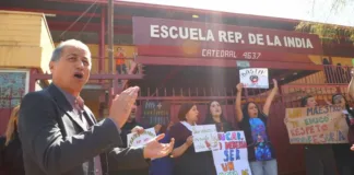 Masiva movilización por agresiones a docentes; Colegio de Profesores evalúa paro.