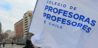 Profesores de Santiago en paro indefinido exigen mejoras en sus condiciones laborales.