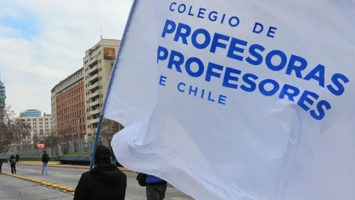 Profesores de Santiago en paro indefinido exigen mejoras en sus condiciones laborales. Profesores de Santiago en paro indefinido exigen mejoras en sus condiciones laborales.